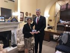 Senator Joni Ernst receives US Wind Champion Award
