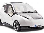 Coche de madera con biocarburante de madera