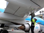 KLM sigue confiando en los biocarburantes para la aviación, la CE menos