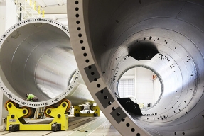 Bilbao inaugura la mayor fábrica de torres y estructuras marinas del sur de Europa