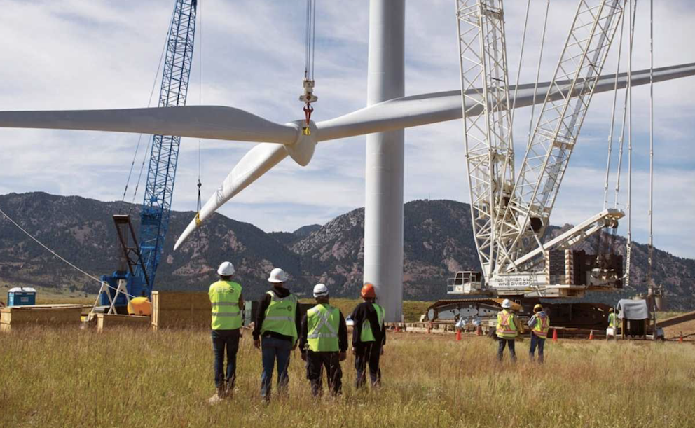 La industria eólica pide revisar la norma de centros de datos y agilizar nuevos parques para evitar sobrecostes