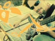 Un músico graba sus canciones con energía solar