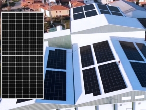 Sharp incorpora a su oferta el nuevo panel fotovoltaico de célula partida NU-JD440