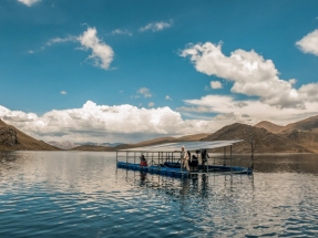 Un panel fotovoltaico flotante sirve para energizar un sistema de regadío a 4.000 metros de altura