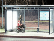 Fototerapia con energía solar en la parada del autobús