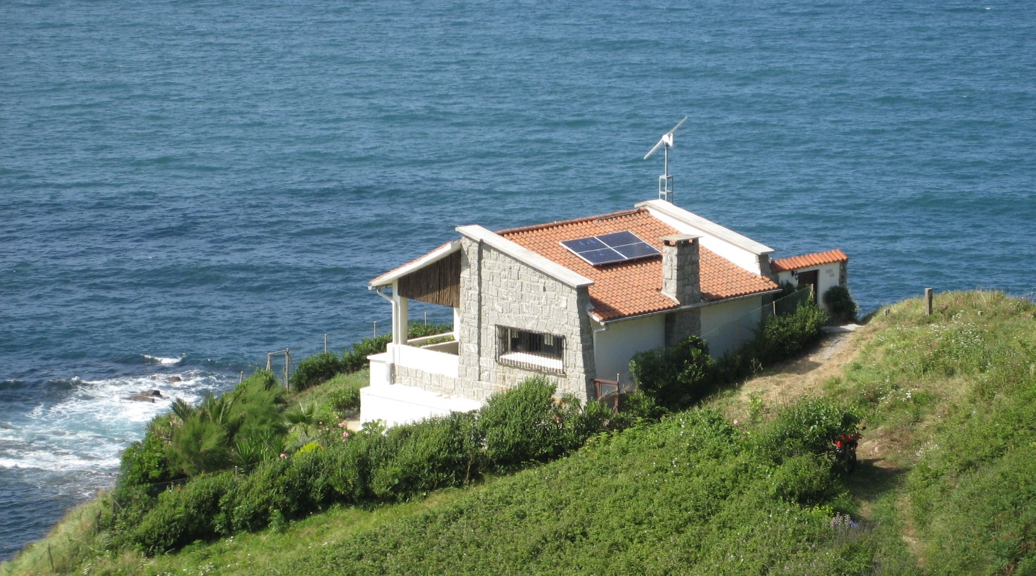 La minieólica se abre paso en los tejados para llevar el autoconsumo del viento a los hogares