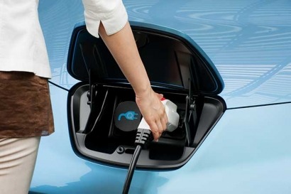 Sun power charging up Nissan LEAF