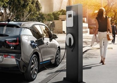 BMW unveils streetlight charging for electric vehicles