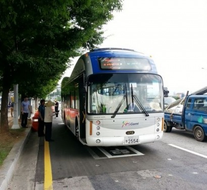 Korean technologists unveil revolutionary EVs that charge right from the road