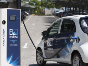 Uno de cada cinco españoles no compraría un coche eléctrico por considerarlo caro Uno de cada cinco españoles no compraría un coche eléctrico por considerarlo caro