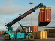 Llega la primera carretilla apiladora híbrida del mundo