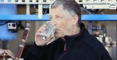 Bill Gates presenta el agua potable extraída de la caca