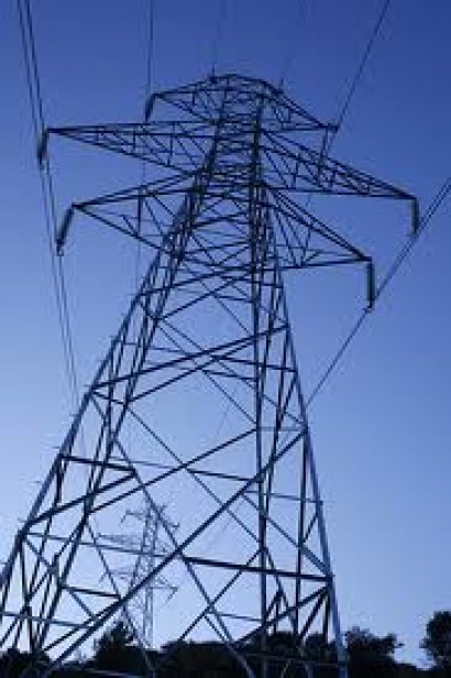Los usuarios dom&eacute;sticos en Espa&ntilde;a pagan un 37% m&aacute;s por la luz y consumen menos que las grandes empresas