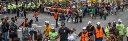"Nuestros ciudadanos siguen marchando. No podemos pretender que no los oímos"