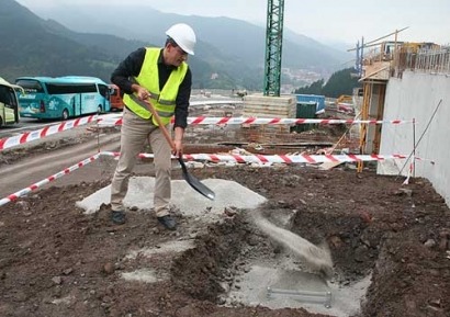 Los investigadores de Tekniker-IK4 colocan la primera piedra de su nueva sede