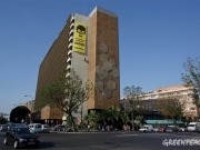 Greenpeace despliega una gran pancarta en Sevilla contra las eléctricas