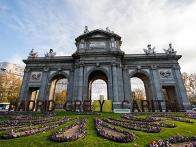 Greenpeace cambia ‘Madrid Green Capital’ por ‘Madrid Grey Capital’ en la Puerta de Alcalá para exigir medidas contra la crisis climática Greenpeace cambia ‘Madrid Green Capital’ por ‘Madrid Grey Capital’ en la Puerta de Alcalá para exigir medidas contra la crisis climática