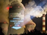 Greenpeace urge a la acción climática mediante proyecciones en centrales térmicas polacas
