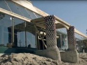 Una escuela hecha de neumáticos, botellas de vidrio, cartón y latas