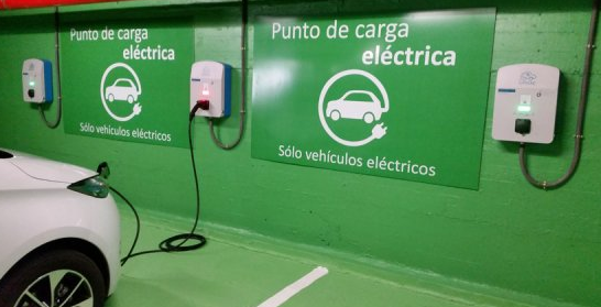 
El 82% de los ayuntamientos españoles no ofrece ventajas fiscales para puntos de recarga
