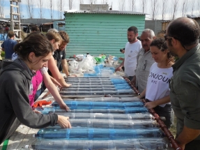 Premian al creador de un proyecto solidario que construye termotanques solares con residuos